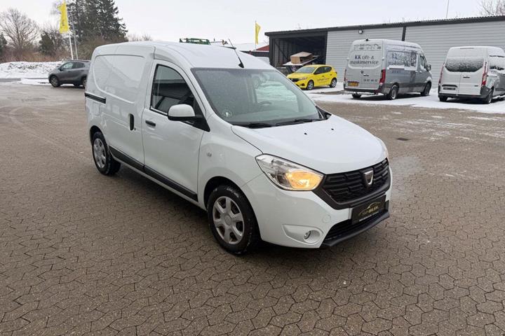 Hvid Dacia Dokker fra 2018 set udefra