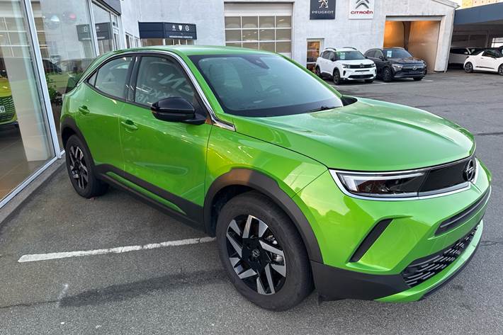 Grøn Opel Mokka-e fra 2023 set udefra