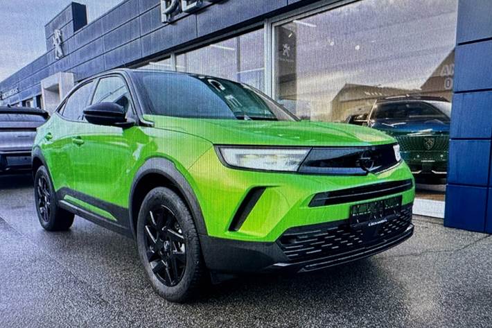 Grøn Opel Mokka-e fra 2023 set udefra