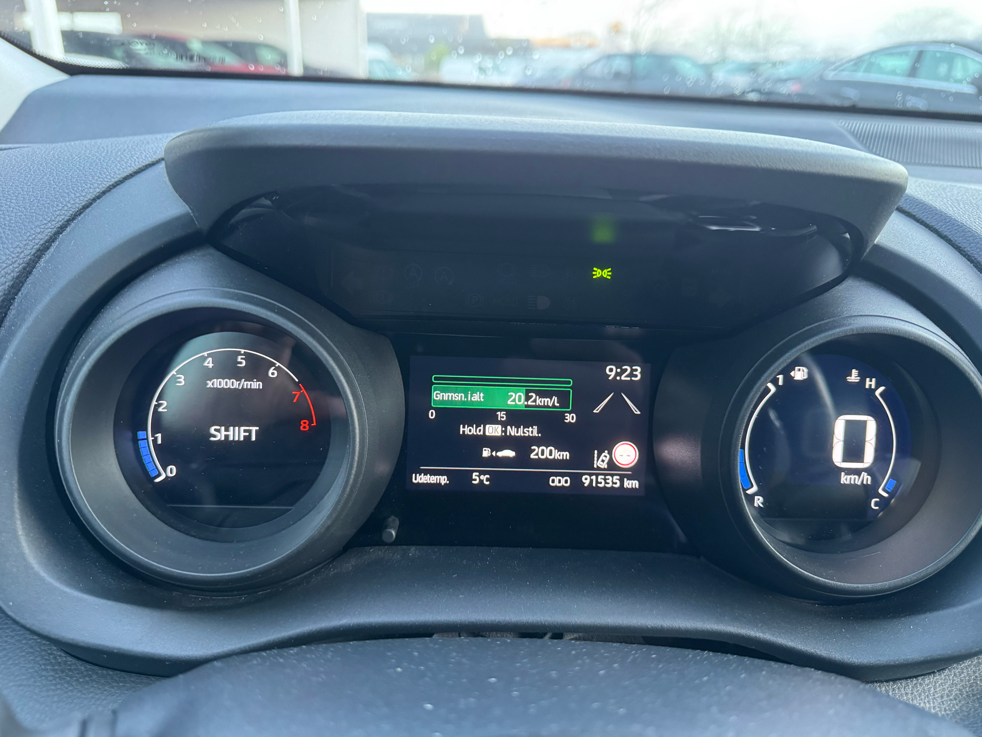 Grå Toyota Yaris fra 2022