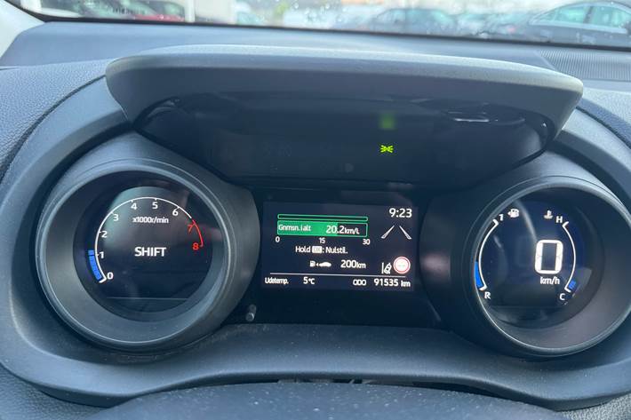 Grå Toyota Yaris fra 2022