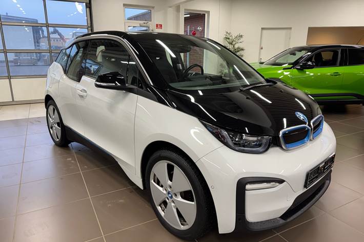 Hvid BMW i3 fra 2021 set udefra