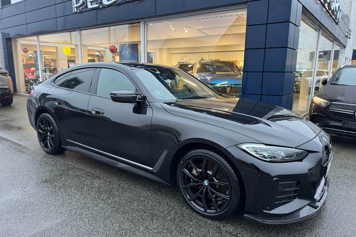 Sort BMW i4 fra 2024 set udefra