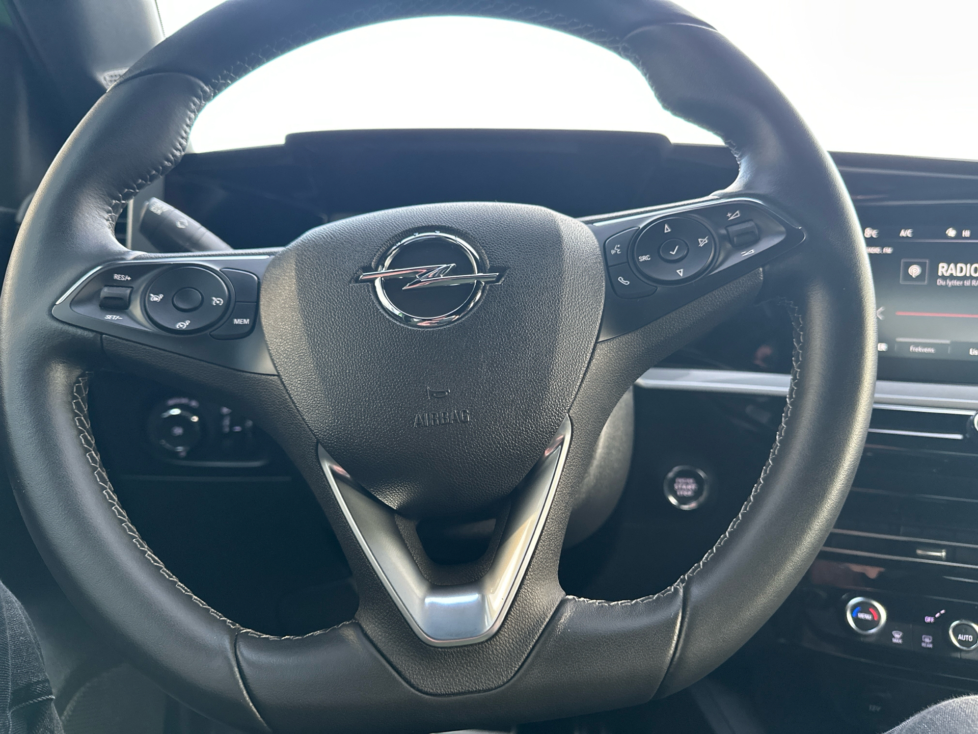 Grøn Opel Mokka-e fra 2023