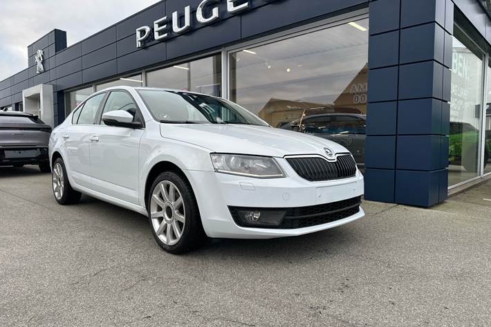 Hvid Skoda Octavia fra 2017 set udefra