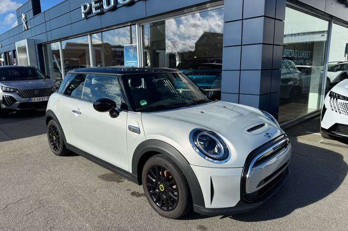 Grå Mini Cooper fra 2021 set udefra