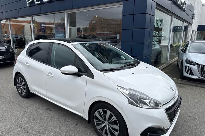 Hvid Peugeot 208 fra 2019 set udefra