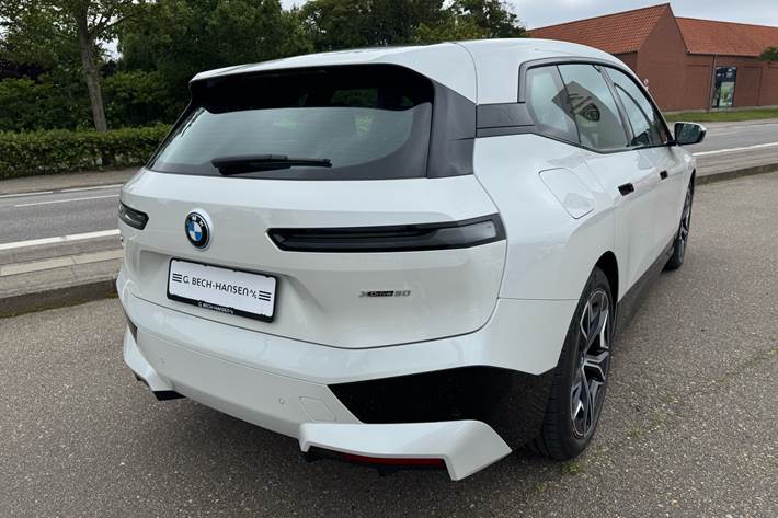 Hvid BMW iX fra 2023