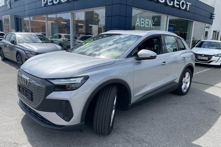 Sølv Audi Q4 fra 2023 set udefra