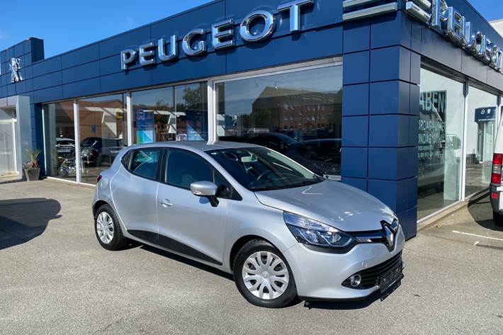 Sølv Renault Clio fra 2014 set udefra