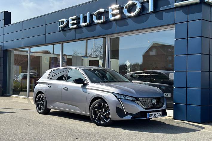 Grå Peugeot 308 fra 2023 set udefra