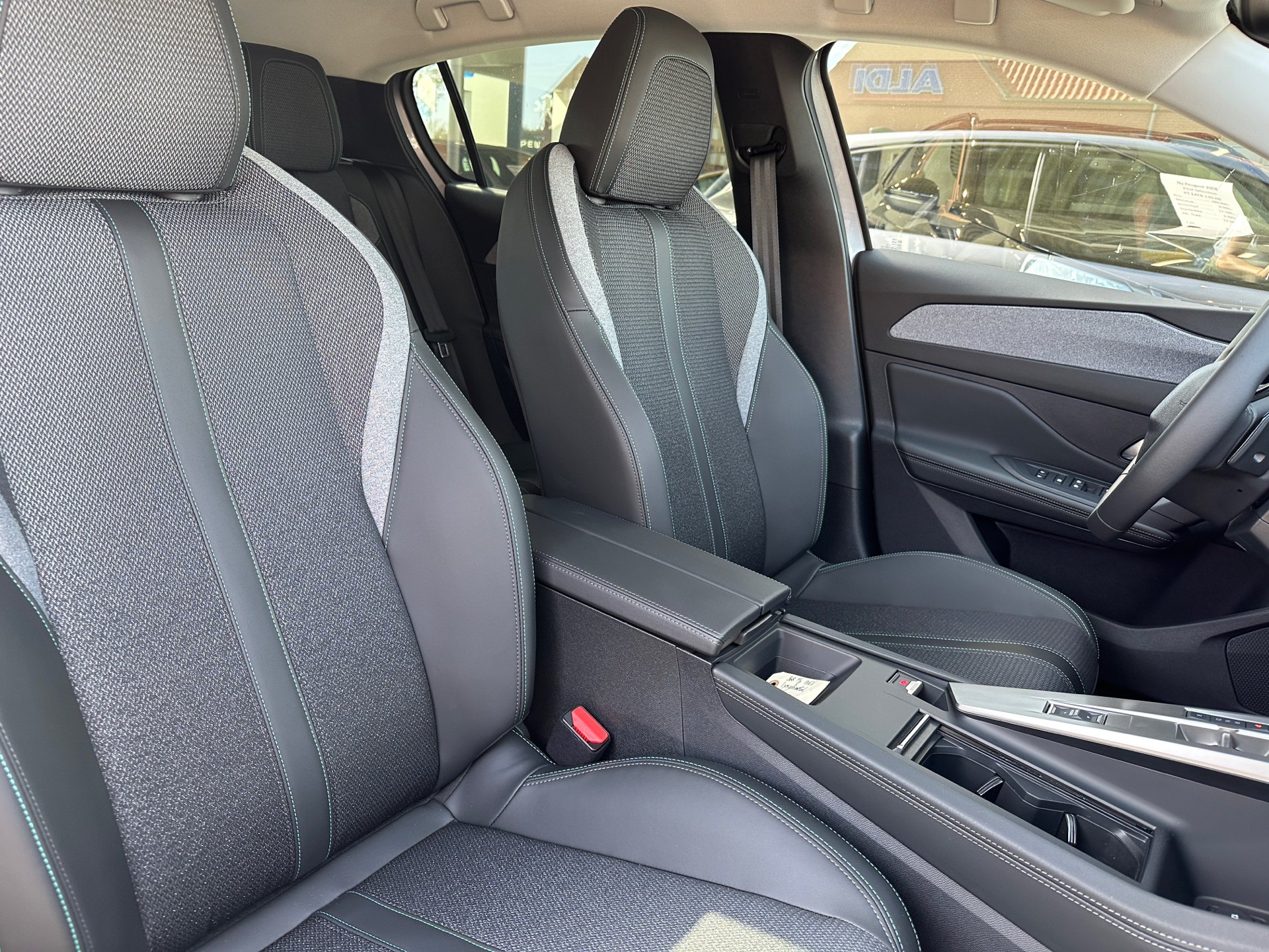 Grå Peugeot 308 fra 2023