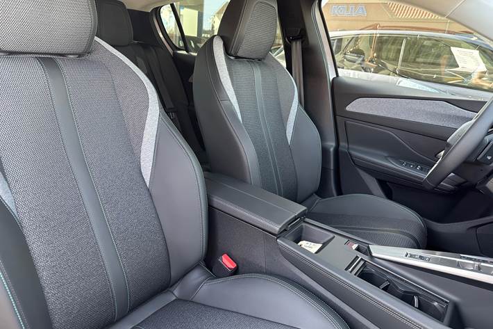 Grå Peugeot 308 fra 2023