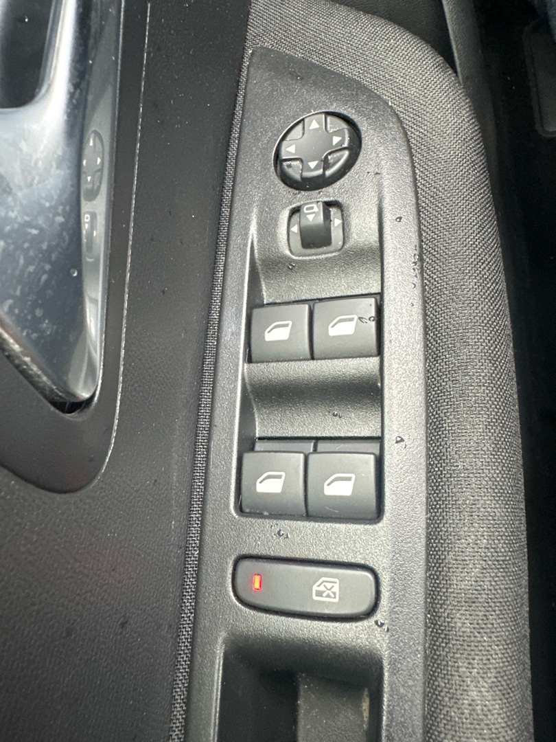 Grå Peugeot 208 fra 2023