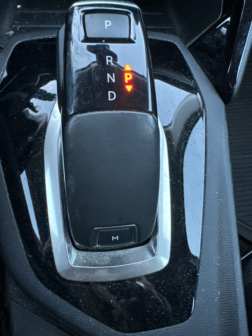 Grå Peugeot 2008 fra 2021