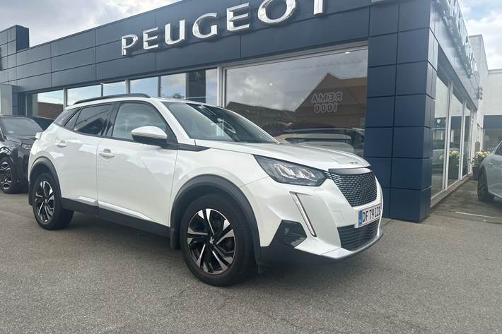 Hvid Peugeot 2008 fra 2022 set udefra