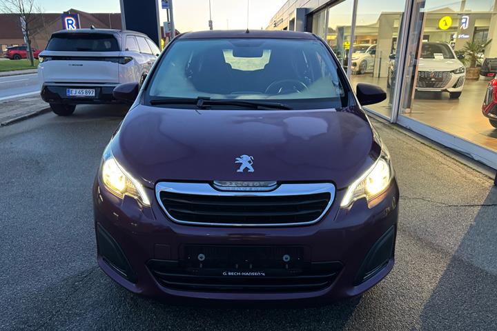 Rød Peugeot 108 fra 2015