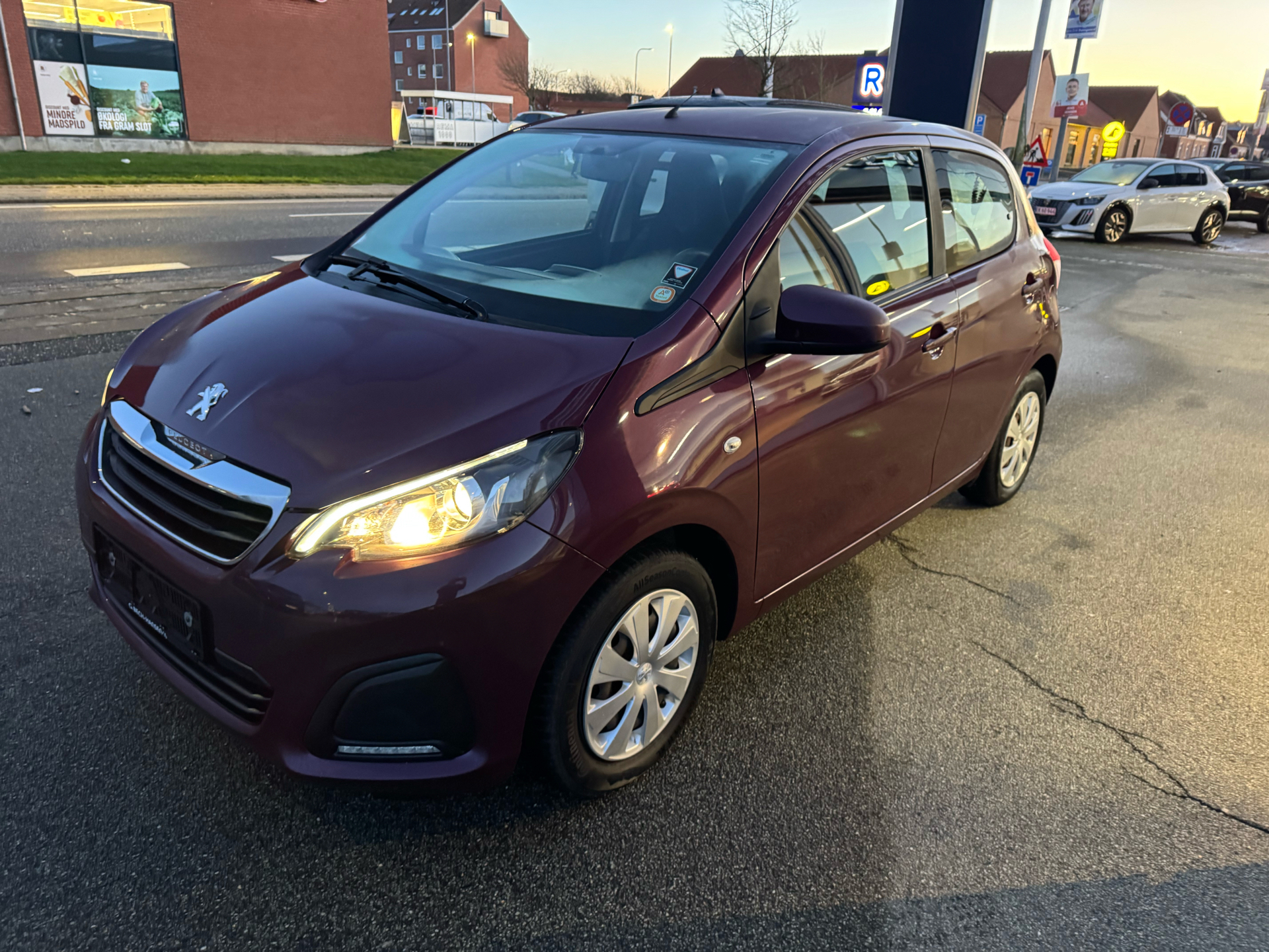 Rød Peugeot 108 fra 2015