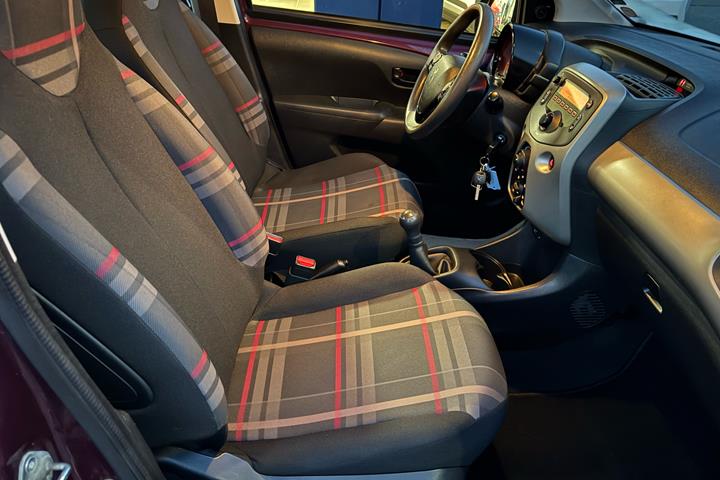 Rød Peugeot 108 fra 2015