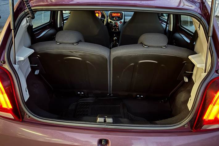 Rød Peugeot 108 fra 2015