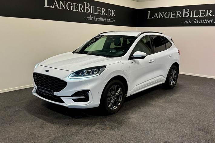 Hvid Ford Kuga fra 2021 set udefra