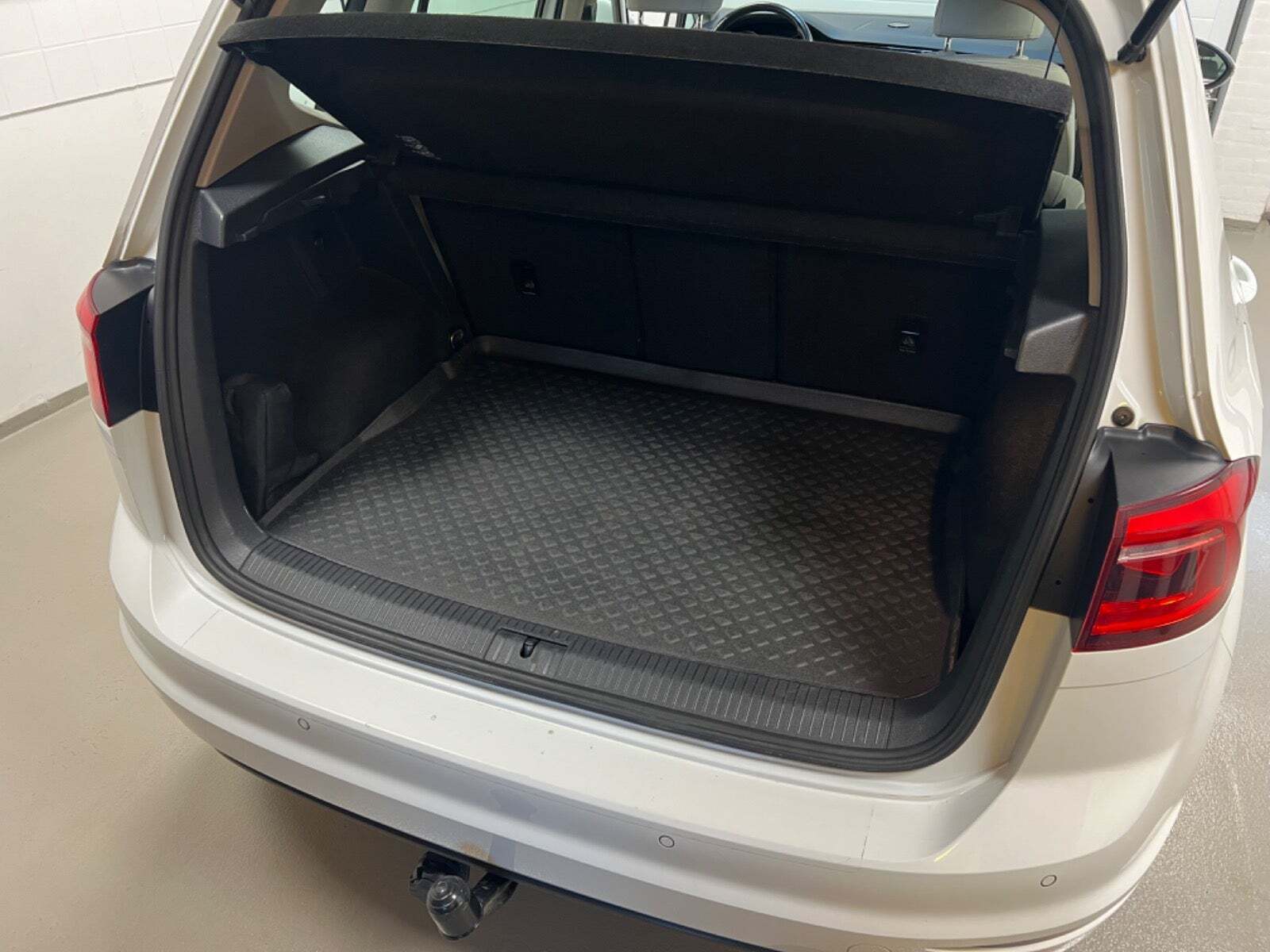 Hvid VW Golf Sportsvan fra 2015