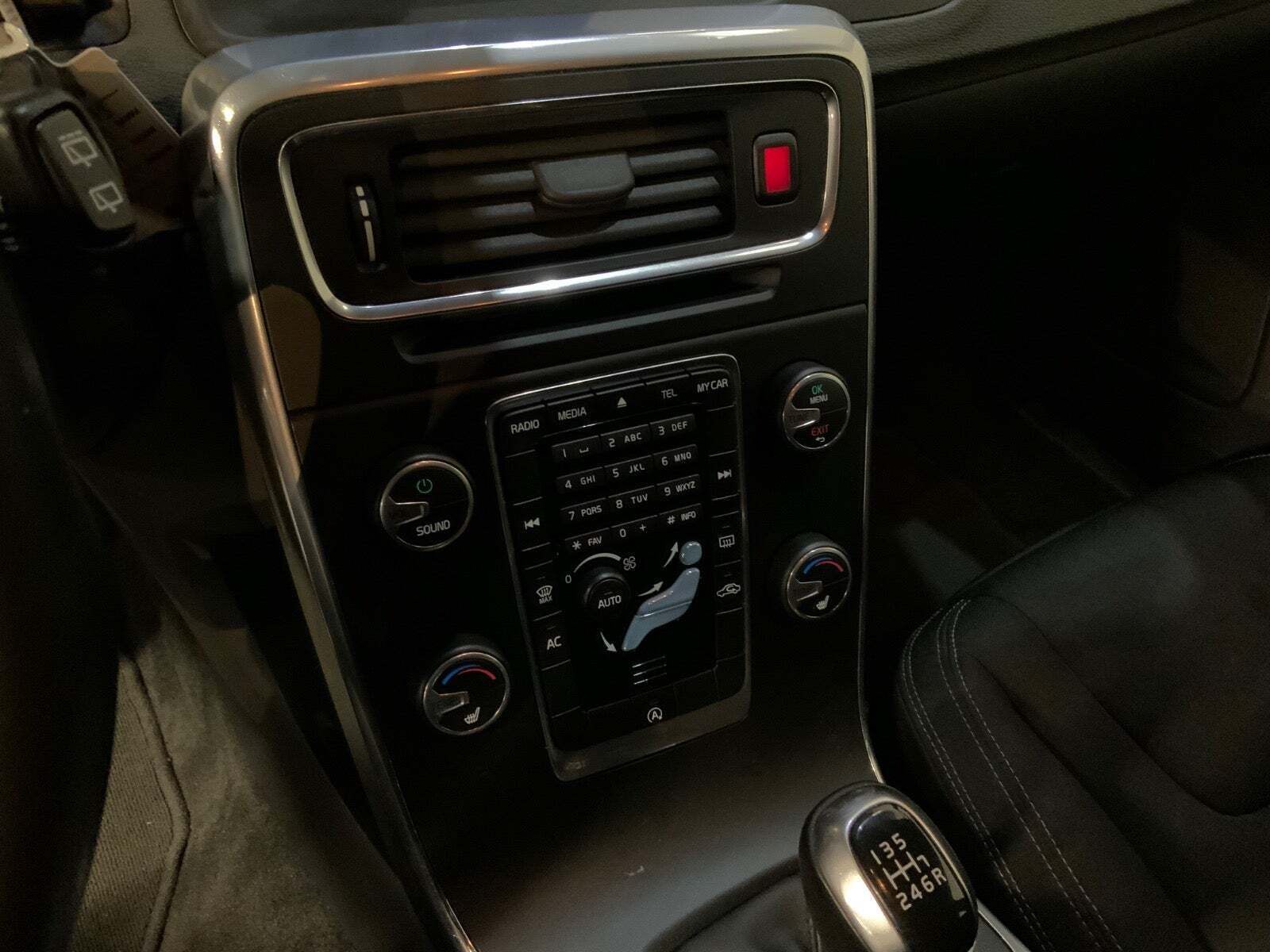 Sølv Volvo V60 fra 2016