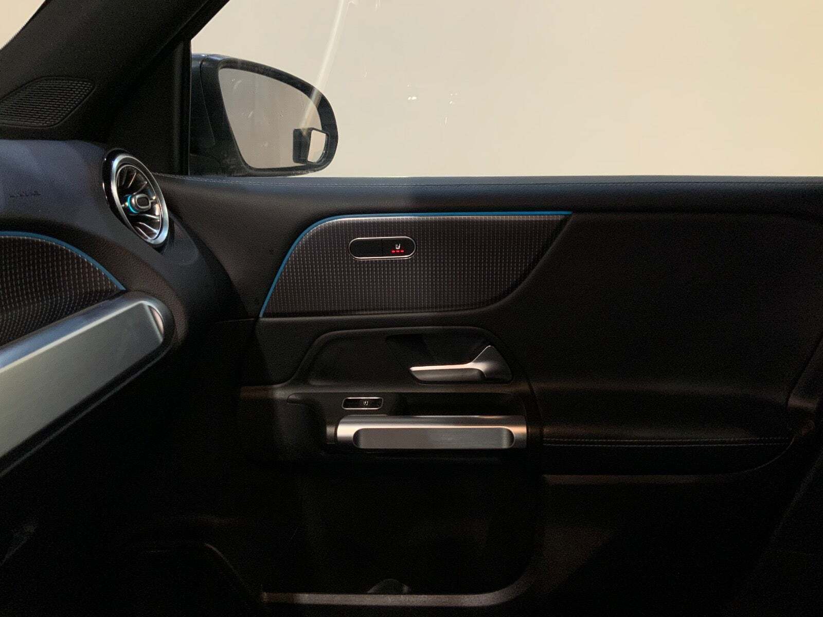 Grå Mercedes GLB200 d fra 2020