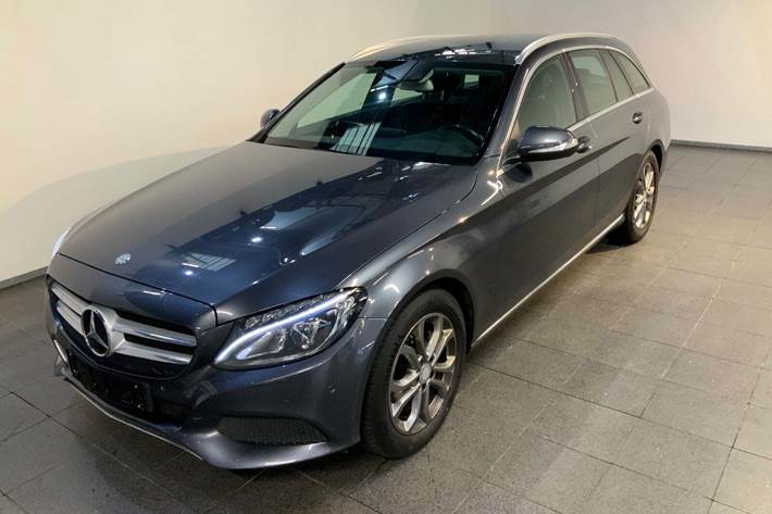 Grå Mercedes C220 fra 2015 set udefra