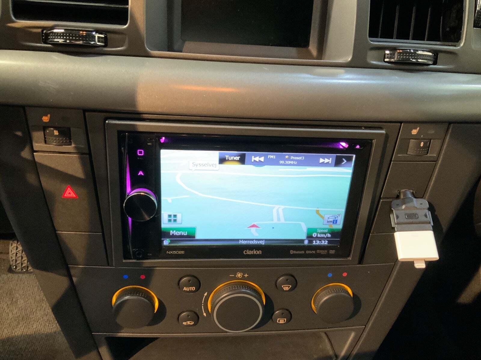 Sølv Opel Vectra fra 2008 set indefra