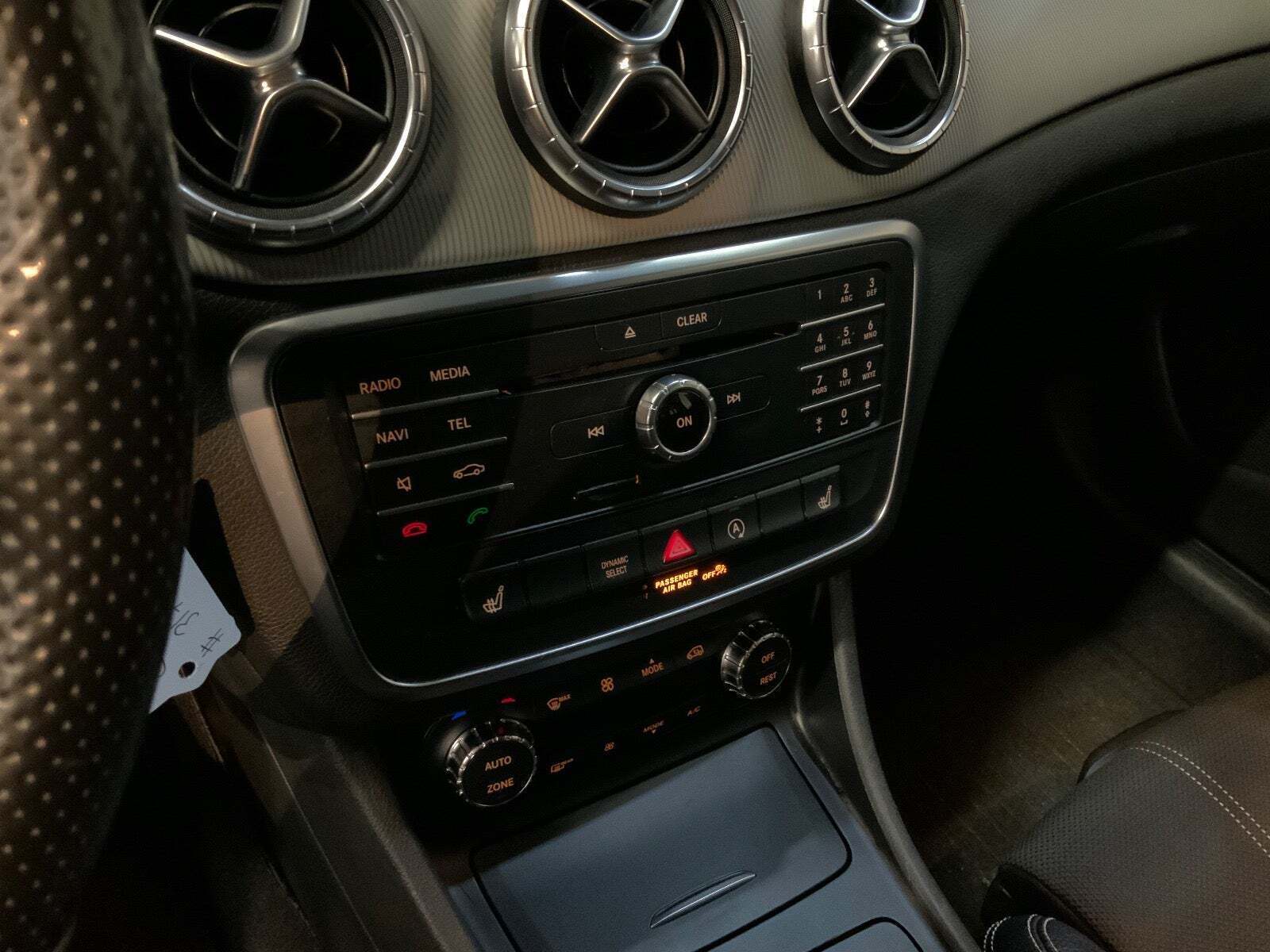 Sort Mercedes CLA200 fra 2016