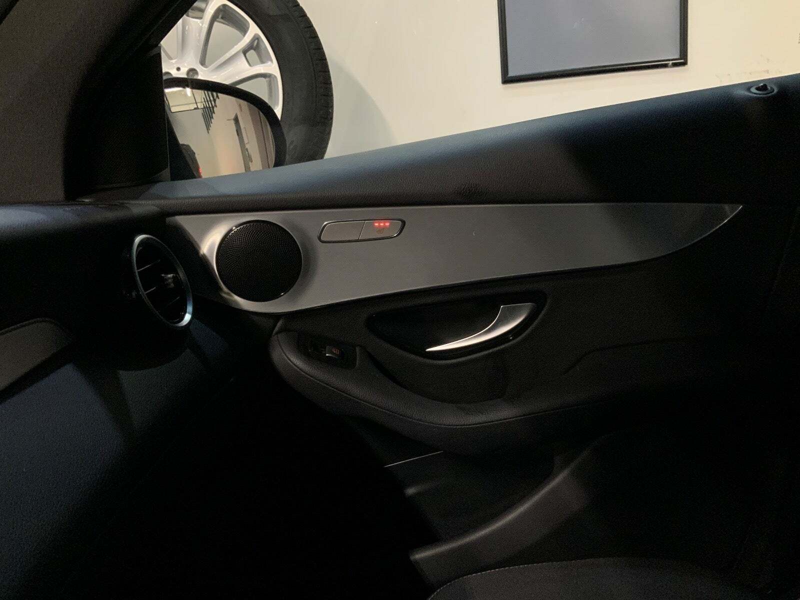 Blå Mercedes GLC220 d fra 2016