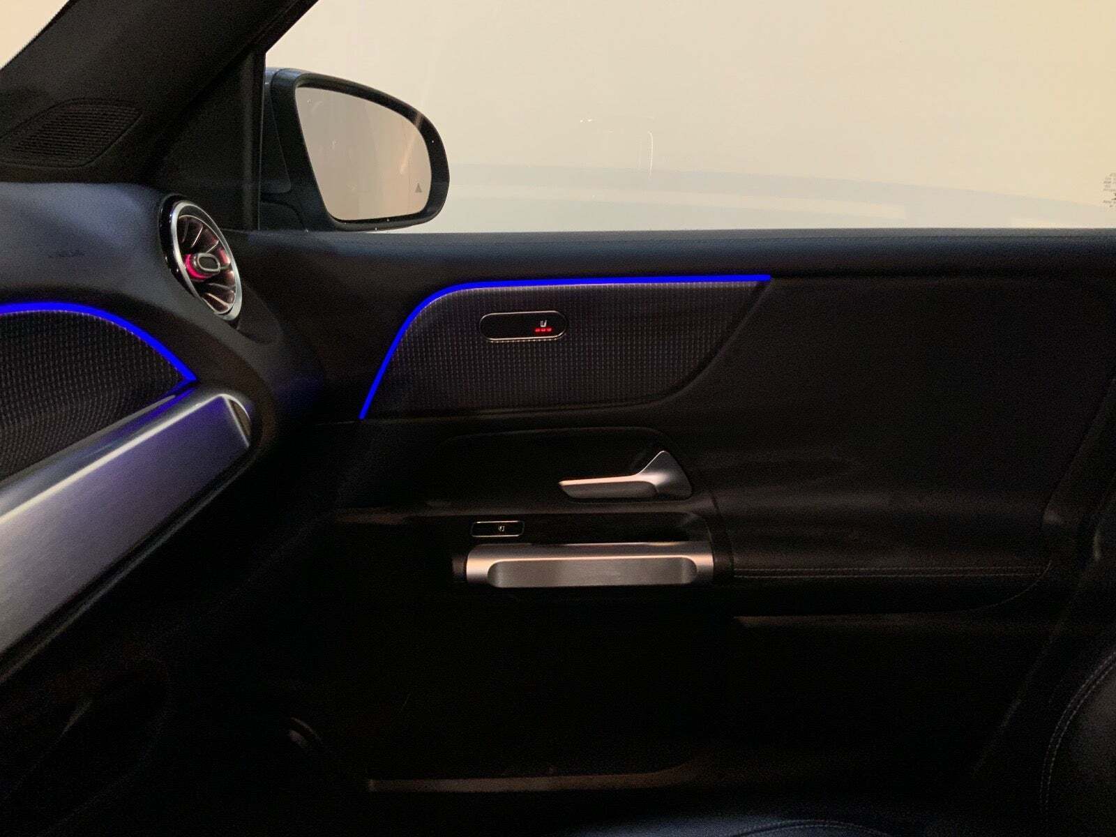 Grå Mercedes GLB200 d fra 2020