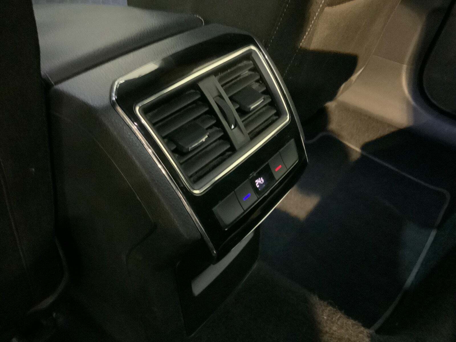 Sort Skoda Superb fra 2016