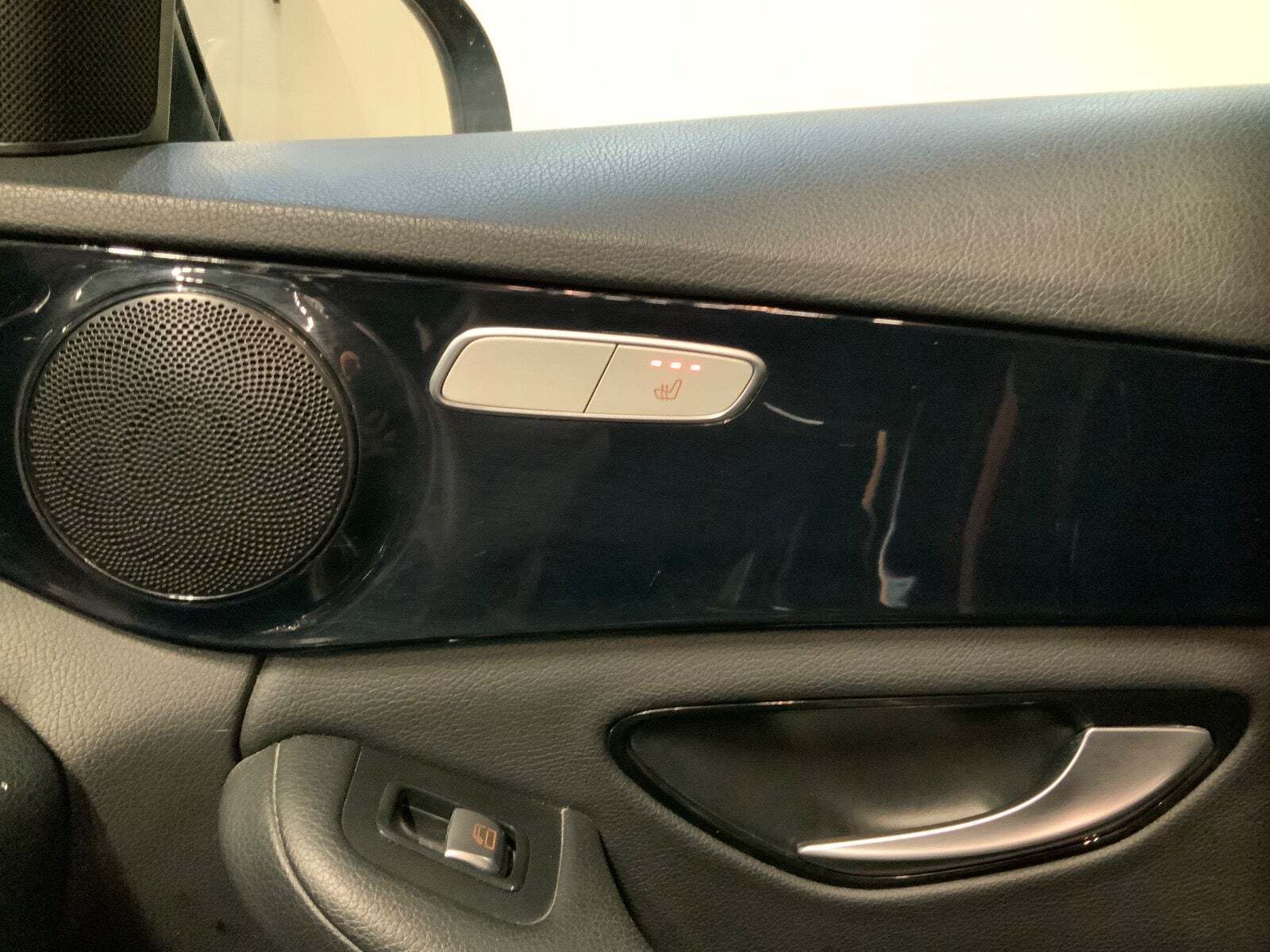 Blå Mercedes C200 fra 2015