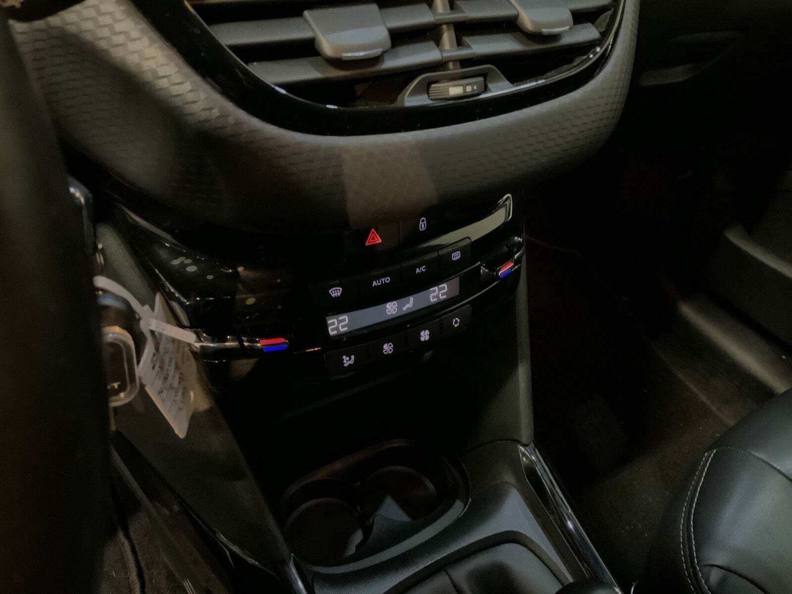 Grå Peugeot 2008 fra 2017