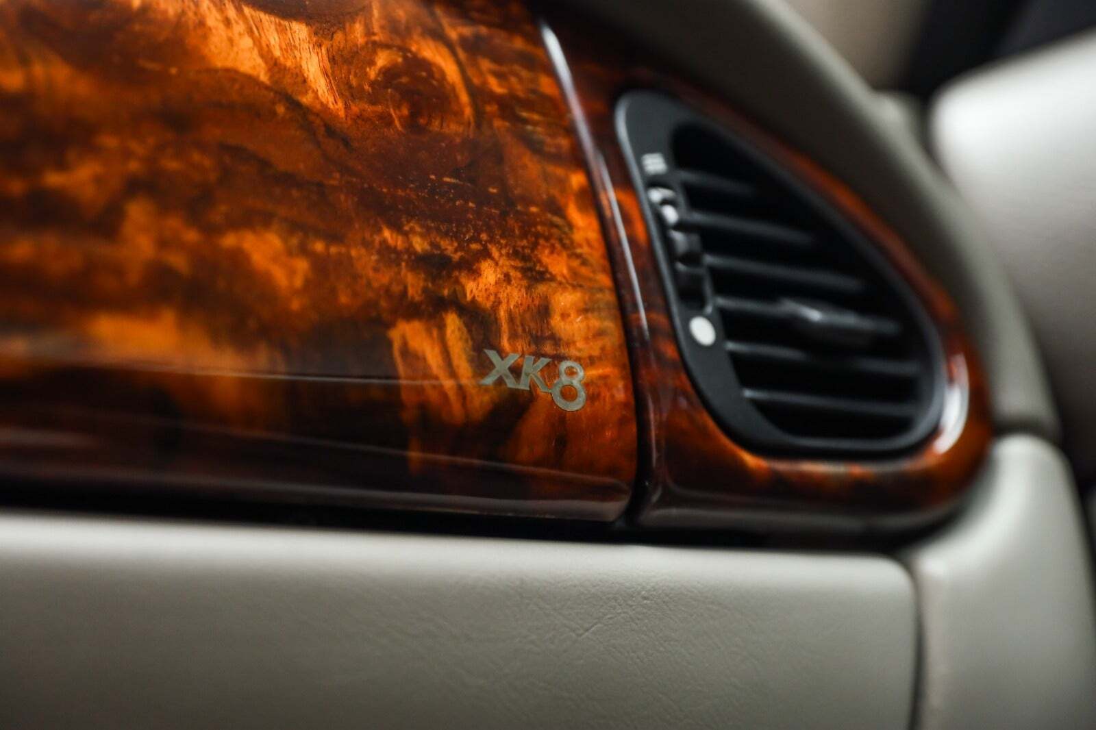 Blå Jaguar XK fra 1996