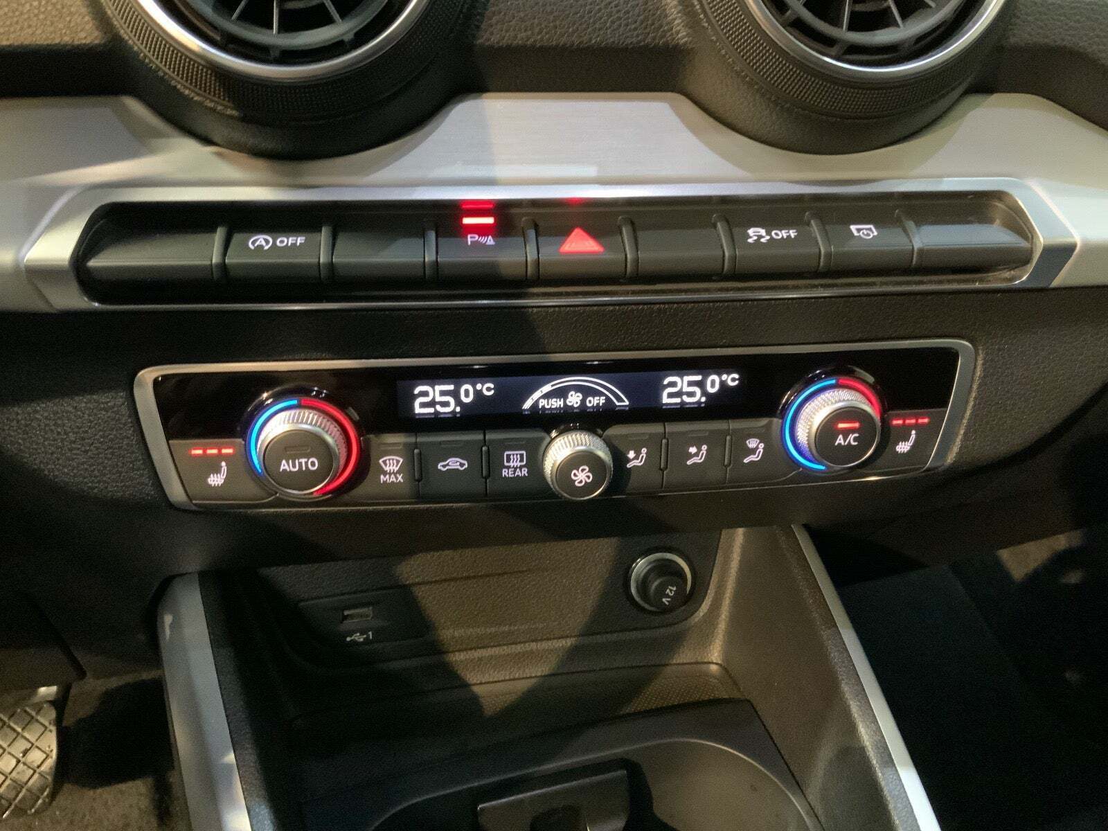 Grå Audi Q2 fra 2020