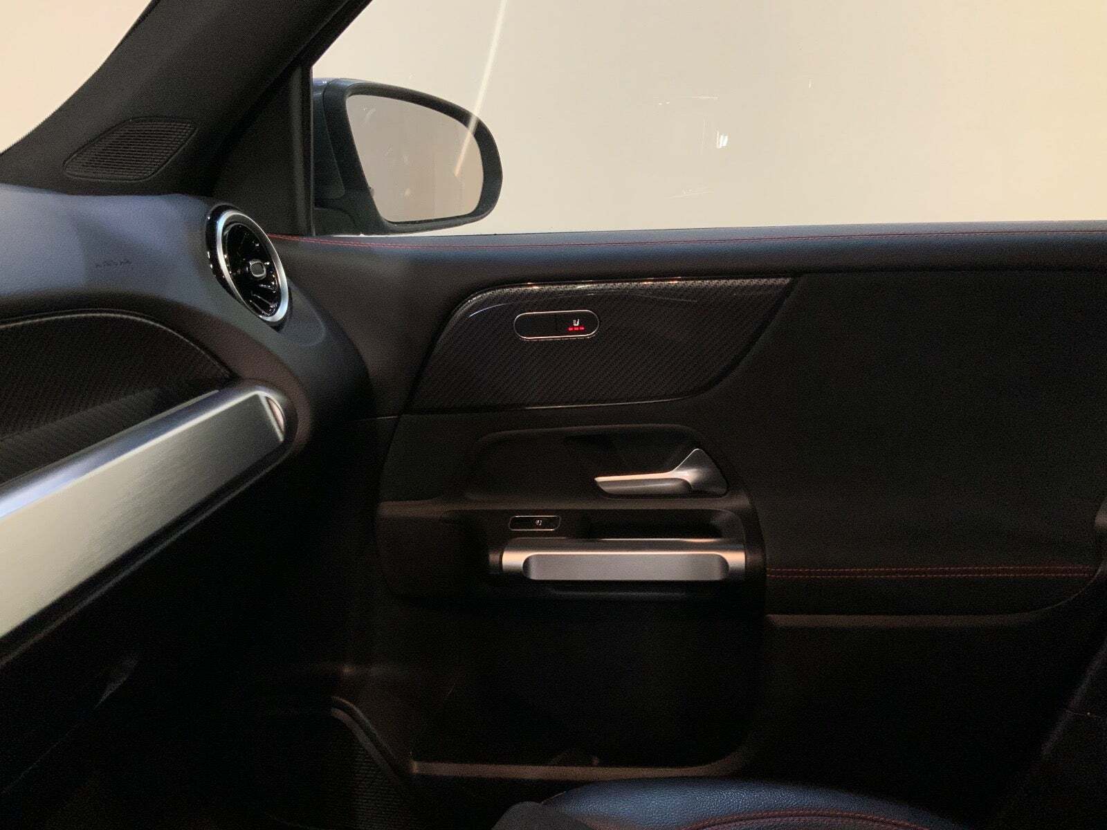 Grå Mercedes GLB200 d fra 2021