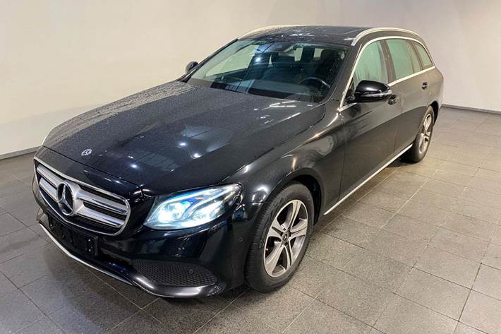Sort Mercedes E220 d fra 2017 set udefra