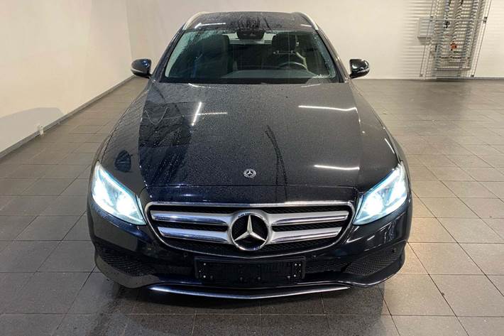 Sort Mercedes E220 d fra 2017