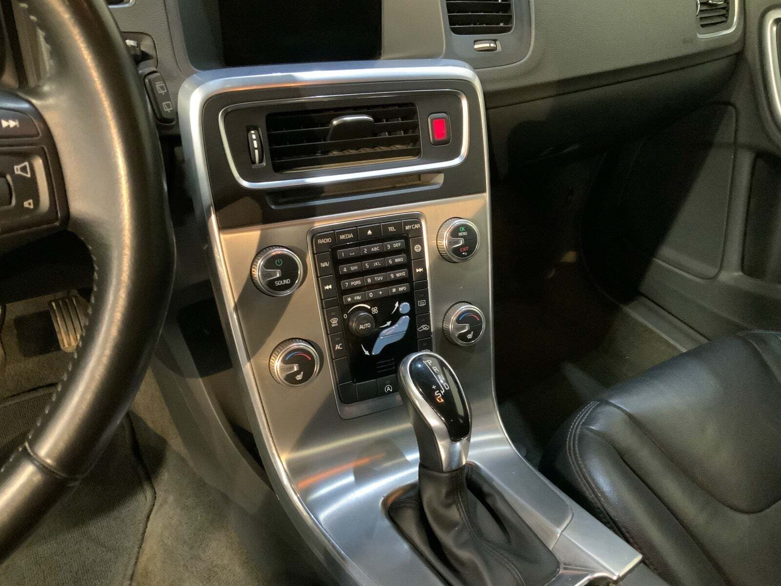 Grå Volvo V60 CC fra 2016 set indefra