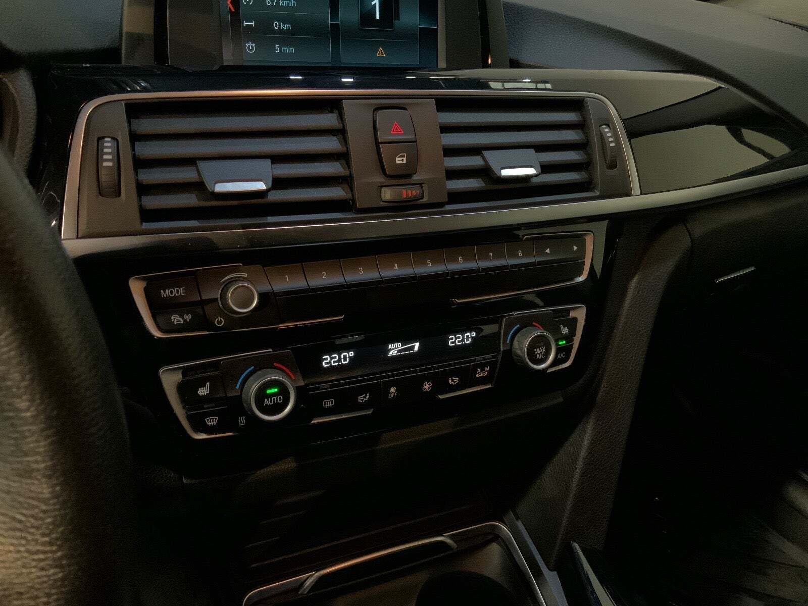 Grå BMW 320d fra 2019