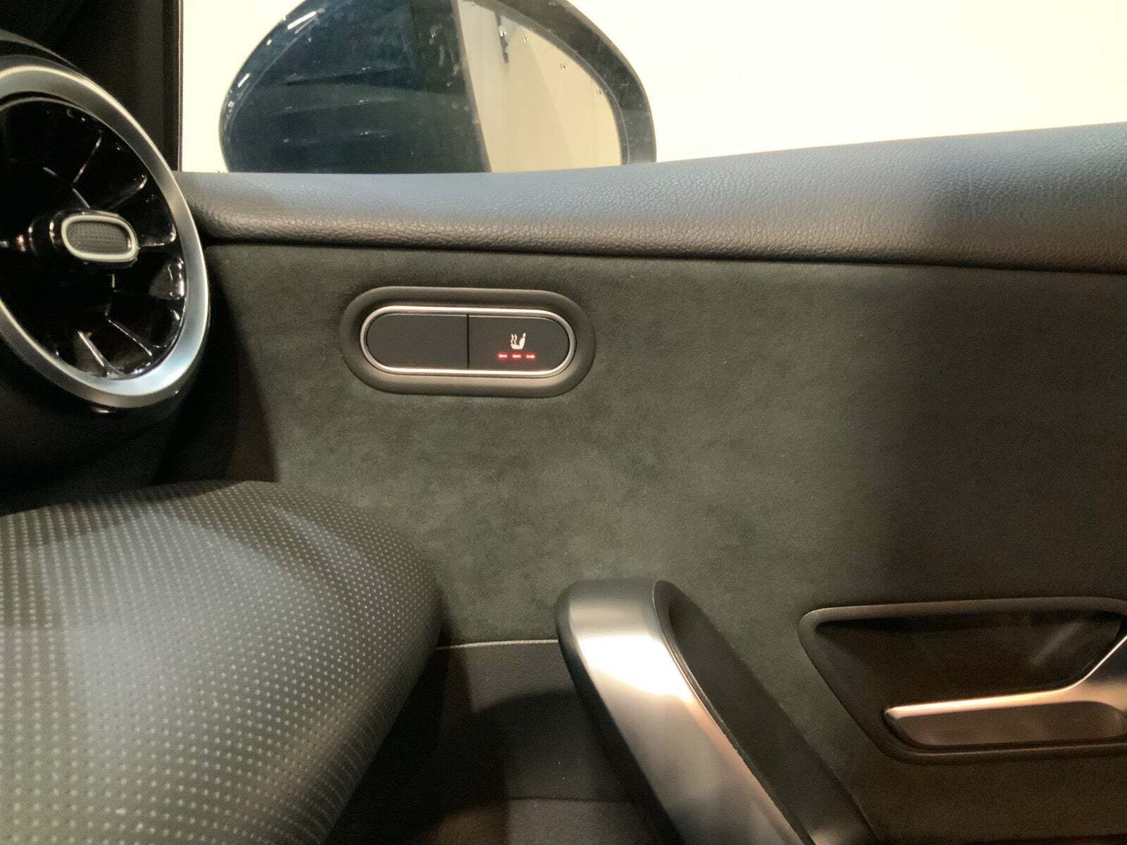 Blå Mercedes A250 e fra 2021