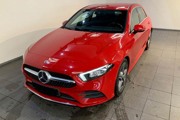 Rød Mercedes A200 fra 2019 set udefra