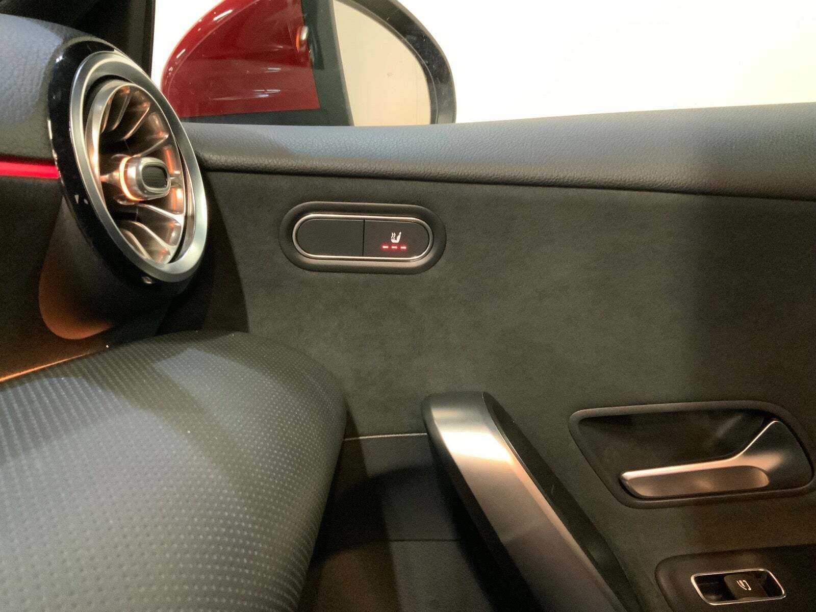 Rød Mercedes A200 fra 2019