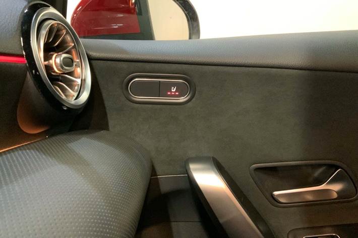 Rød Mercedes A200 fra 2019