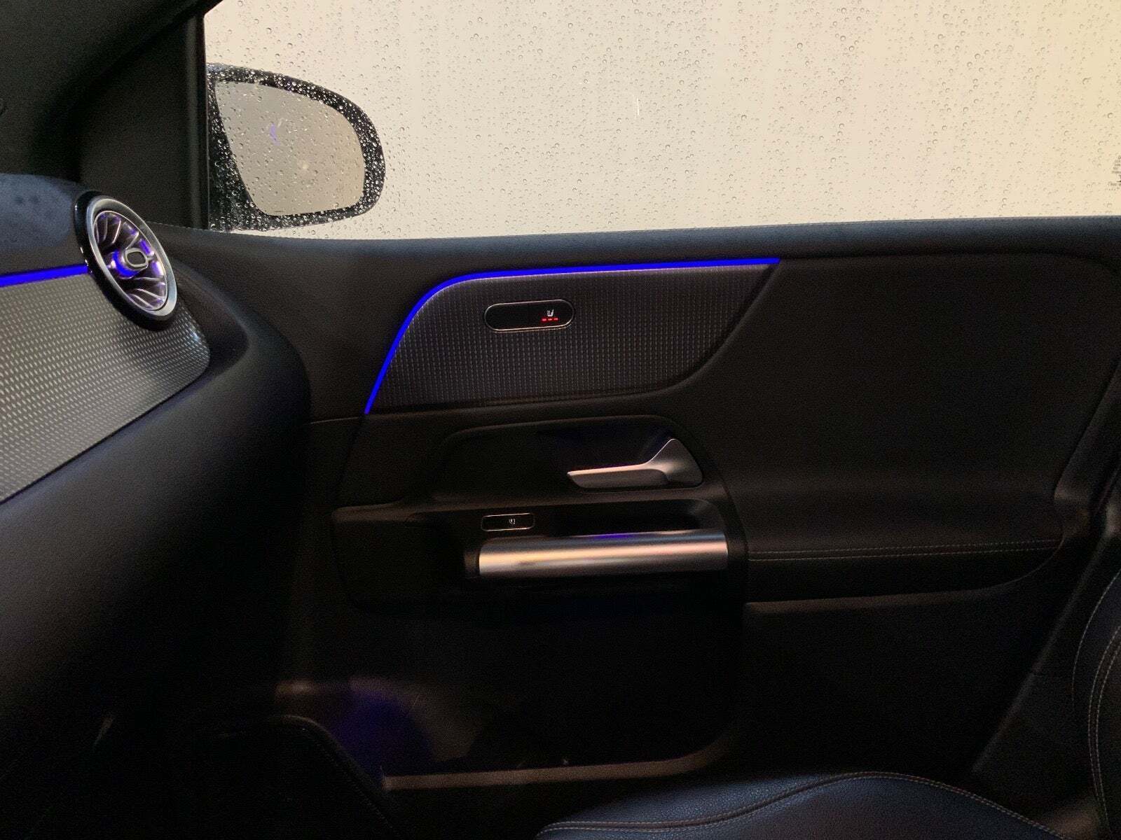 Grå Mercedes B200 fra 2020