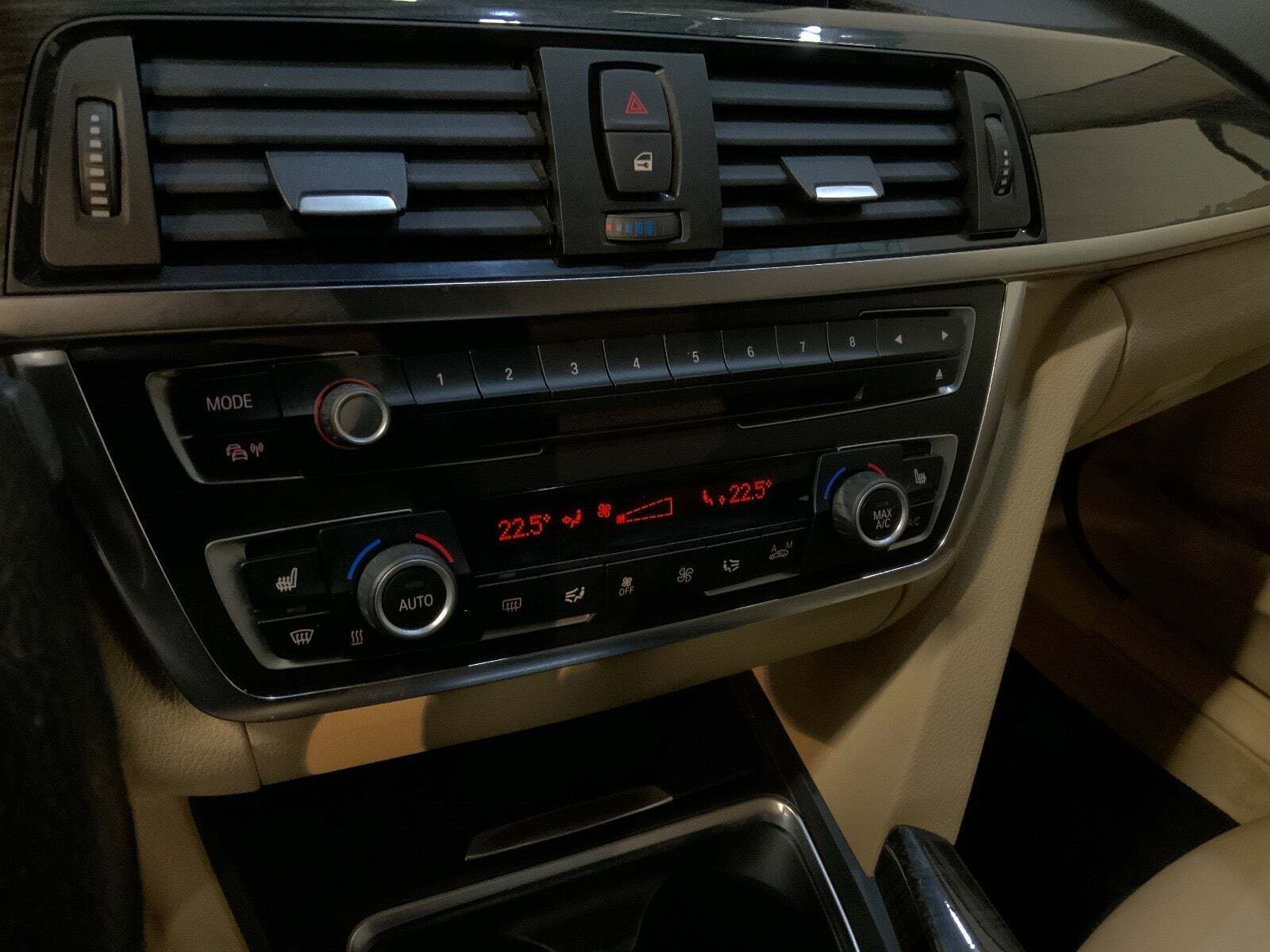 Grå BMW 328i fra 2012 set indefra