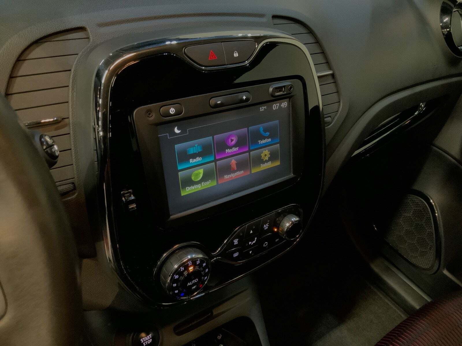 Rød Renault Captur fra 2016